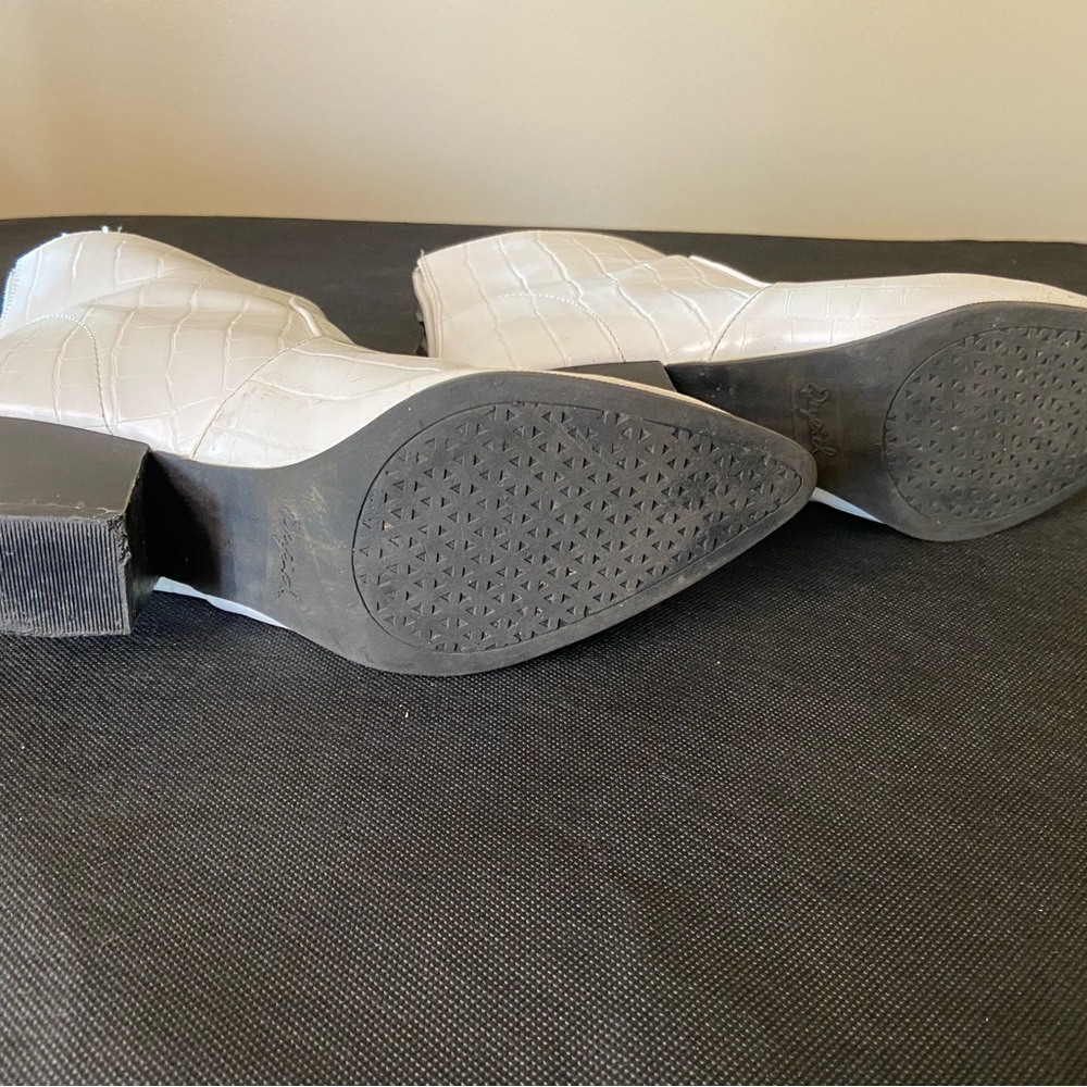 Qupid Point Toe Booties - Picture 4 of 6